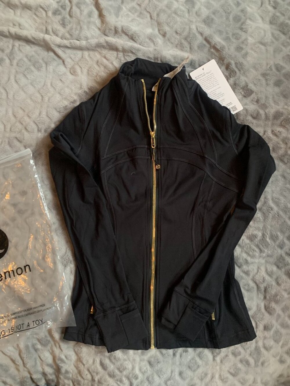 lululemon Define Jacket Nulu Size 6 NWT - Black, Gold Zip
